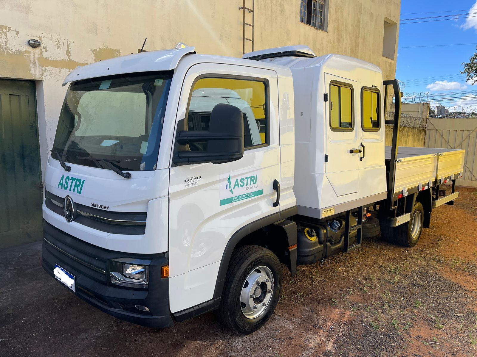 Caminhão carroceria com cabine suplementar